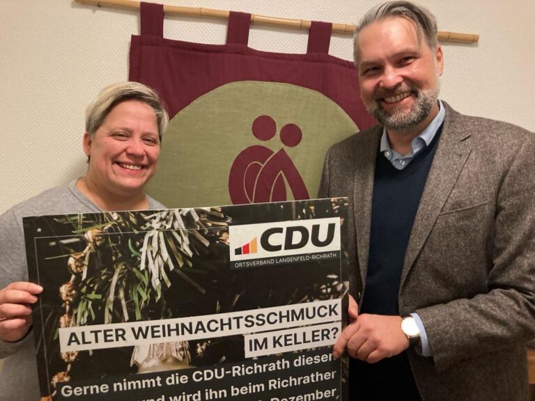 Daniela Kerl-Goeke, Leitende Koordinatorin der Hospizbewegung St. Martin e.V., nahm dankbar 815 € von Thomas Kirbisch, 1. Vorsitzender der CDU-Richrath, entgegen.